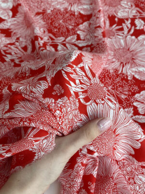 Тканина штапель білі квіти типу соняхів на червоно-алому фоні