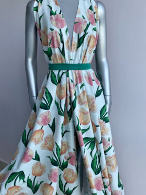 Котон-сатин з ніжно-рожевими тюльпанами і зеленим листям на білому