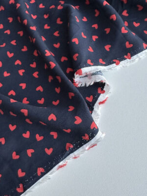 Віскоза італійська червоні сердечки на темно-синьому фоні