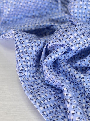 Стрейч-котон з міленькими квіточками на блакитному і міленькими квадратиками розміром 4мм
