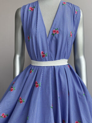 Смісовий котон з синьо-білою клітинкою 2мм і вишитими рожевими квіточками за зеленим листям