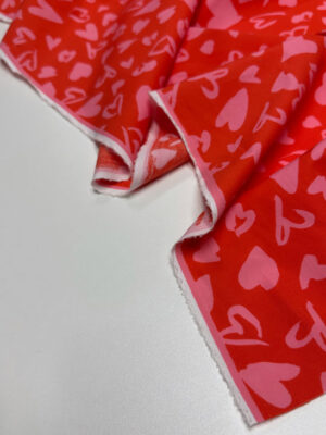 Котон-поплін червоного кольору з рожевими сердечками