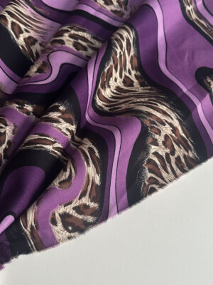 Полірований джинс Італія з крупною абстракцією в лілово-чорному кольорі та коричневим леопардом
