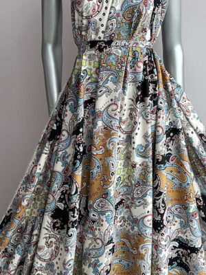 Тканина штапель крупний етно-дизайн з огірками блакитно-синьо-гірчичного кольору на білому