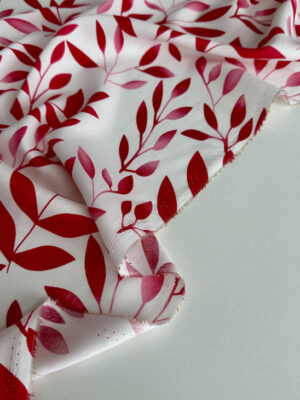 Тканина штапель рідко розташоване червоне листя на білому