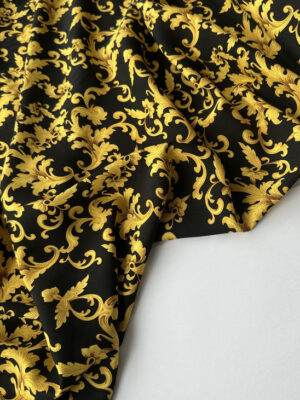 Тканина штапель з крупним жовто-кричневим вензелем на чорному фоні