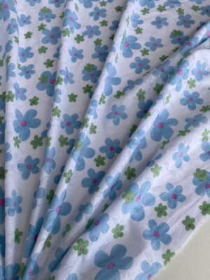 Батист деворе білого кольору з ніжно-блакитнимми квітами