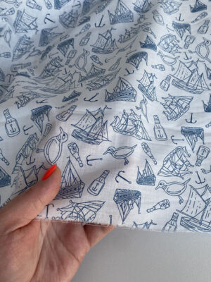 Батист білого кольору з синім морським принтом - чайки, кораблі, якоря