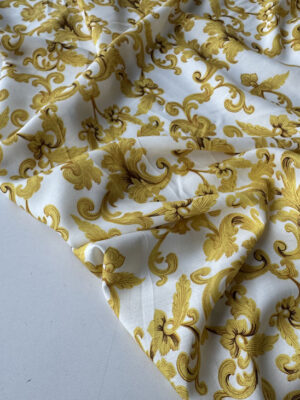 Тканина штапель  крупним жовто-кричневим вензелем на біло-молочному фоні