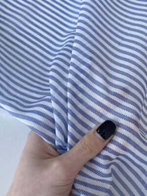 Невагомий шовковистий батист в вертикальну біло-синю заплетену смужку