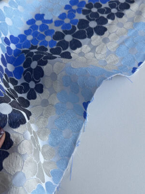 Жакард з блакитними та синіми ромашкама на світлому фоні