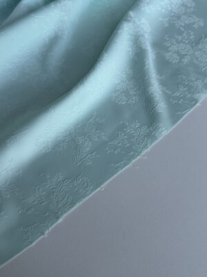 Жакард ніжно м'ятного кольору з рідко розташованими букетиками квіточок