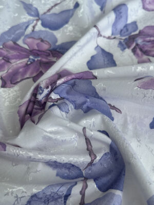 Жакард білого кольору з фіолетово-сиреневими крупними квітами в ніжній пастельній гамі