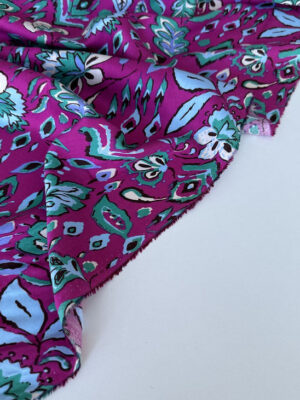 Тканина штапель бірюзова етніка на фуксієвому фоні