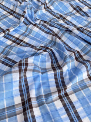 Котон в блакитно-чорну клітинку на білому