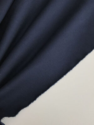 Джинс темно-синього кольору з міленькою жакардовою фактурою