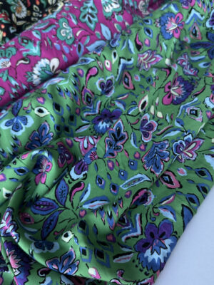 Тканина штапель рожево-синя етніка на зеленому фоні