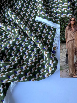 Тканина штапель з міленьким бежево-коричнево-синім графічним принтом на фоні темного хакі