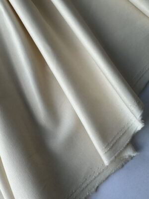 Котон-поплін з сатиновою поверхнею молочного кольору