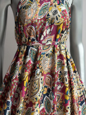 Тканина штапель з фантазійним різнокольороим принтом на фоні темноі фуксіі