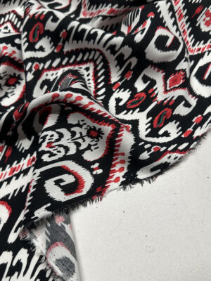 Тканина штапель крупний графічний етно-дизайн біло-бордового кольору на чорному фоні