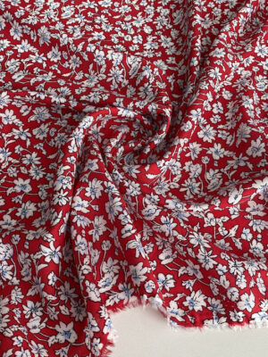 Тканина штапель  насиченого червоного кольору з біло-блакитними квіточкаами