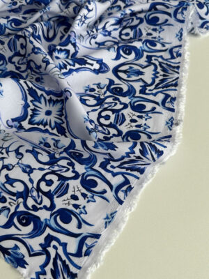 Тканина штапель з синім принтом азулежу на білому фоні