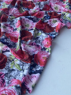 Тканина штапель з червоно-рожевими квітами та надписами на чорному фоні