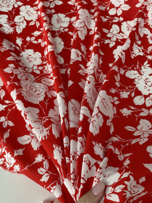 Тканина штапель  крупні білі троянди на червоному фоні