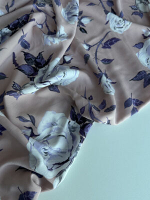 Тканина штапель з крупними фіолетовими трояндами на пудрово-фрезовому фоні