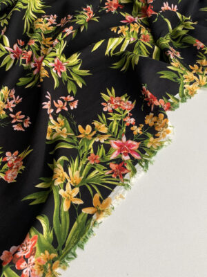 Тканина штапель тропічний зелено-помаранчовий принт на чорному фоні