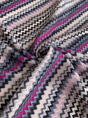 Батистова тканина в стилі Міссоні в фуксієво-сірій гамі