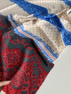 Штапель з бордово-сірим купоном і блакитними горошками на молочному фоні